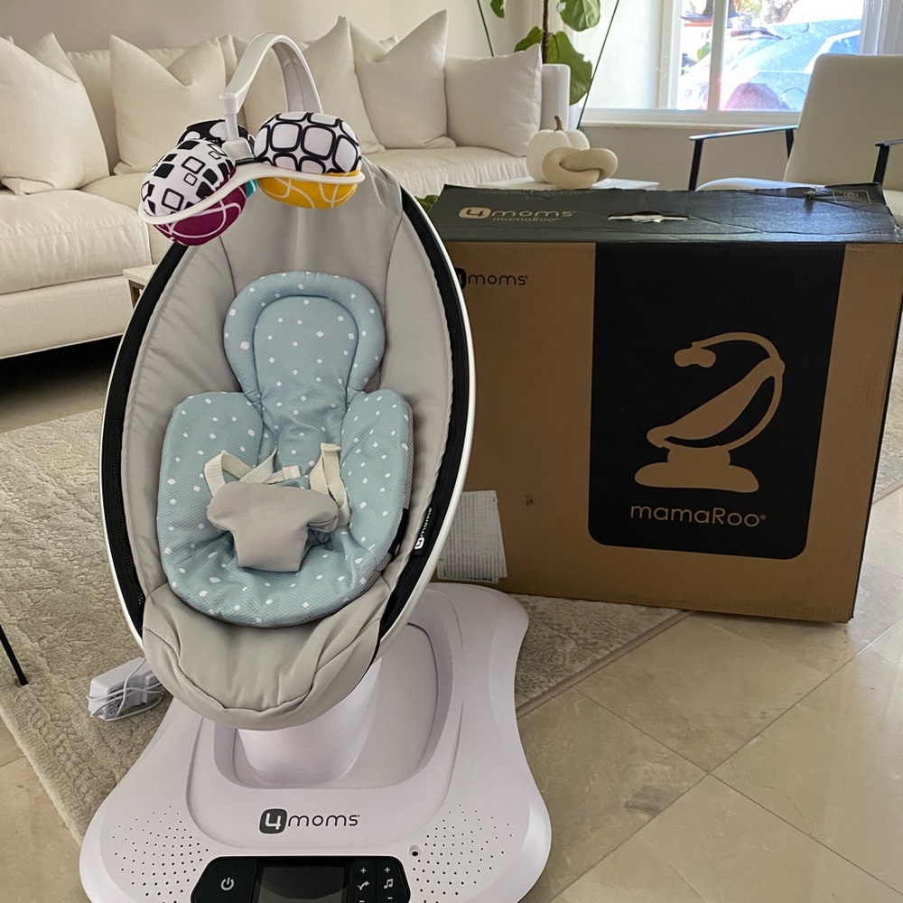 4moms MamaRoo4 baby swing in EUC-Newborn insert included, ships in original box!